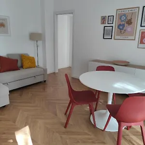 Appartamento Elegante Bilocale A Con Balcone, Milano
